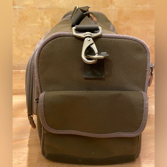 Vintage Eddie Bauer Canvas Duffel. Brass hardware. Leather handle. Beautiful. - Picture 4 of 9